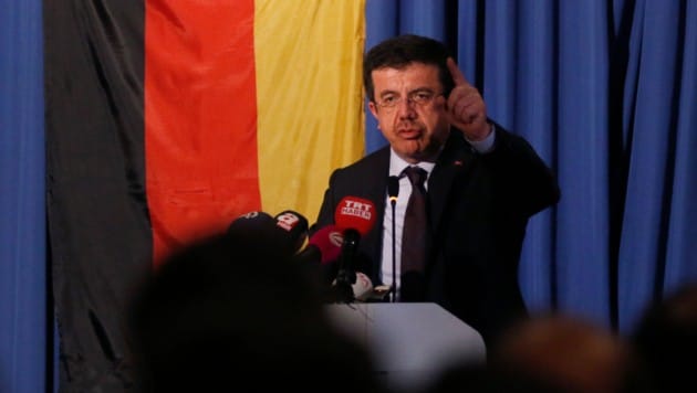 Der türkische Wirtschaftsminister Zeybekci bei einer Rede in Köln (Bild: AFP)
