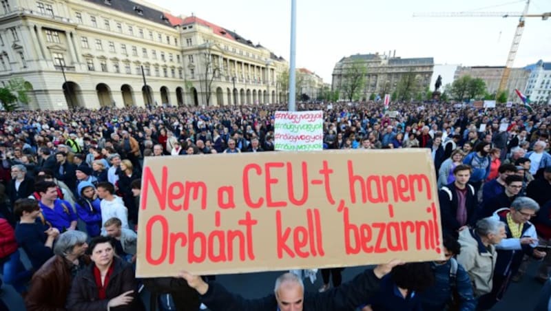 "Nicht CEU schließen, sondern Orban einsperren": Protest gegen das neue Hochschulgesetz in Budapest (Bild: AFP)