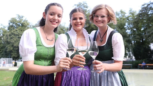 Die neuen Weinhoheiten Maria Jöbstl, Katja Silberschneider und Lisa Peinsipp (v. li.) (Bild: Sepp Pail)