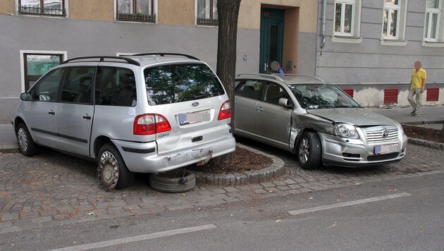 Zwei der insgesamt vier beschädigten Autos (Bild: Andi Schiel)