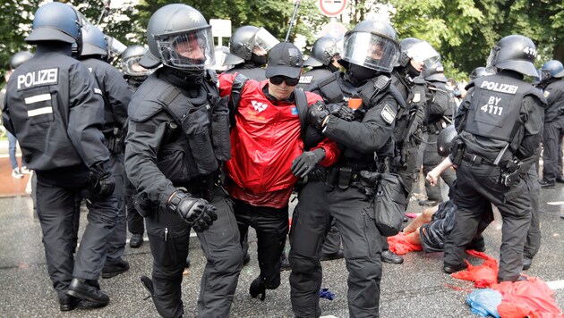 G20-Proteste 2017 in Hamburg: Deutsche Polizisten bekamen Unterstützung von ihren österreichischen Kollegen. (Bild: AP)