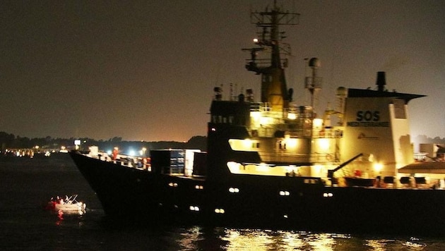 Identitäre an Bord eines kleinen Bootes stellten sich dem Hilfsschiff "Aquarius" in die Quere. (Bild: facebook.com)