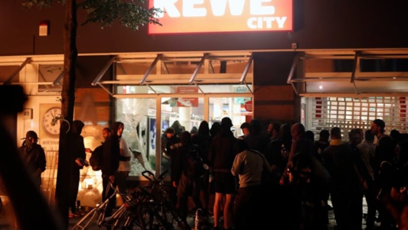 Sogar Plünderungen finden statt - hier in einem Rewe-Markt. (Bild: AFP)