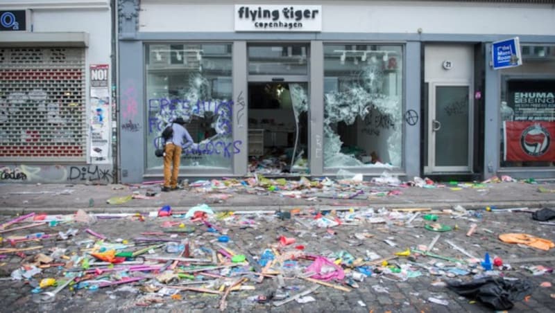 Nach der Eskalation der G20-Proteste. Solche Bilder kennt man aus Hamburg normalerweise nicht. (Bild: APA/dpa/Daniel Bockwoldt)