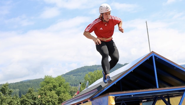 Die Starter müssen unter anderem mit einer Leiter ein Haus erklimmen (Bild: Evelyn Hronek)