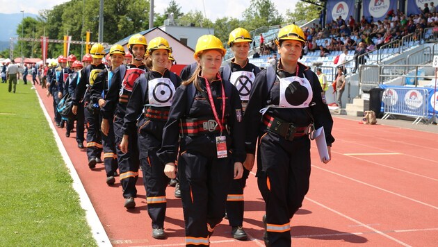Geordnet marschierten die Teams zu ihren Bewerbsbahnen (Bild: Evelyn Hronek)