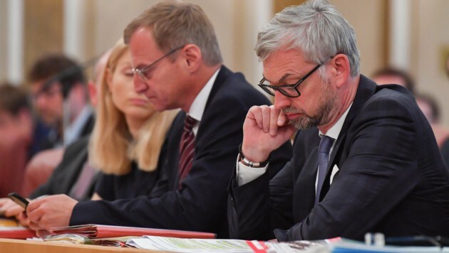 LH Thomas Stelzer (links) und Vize Michael Strugl grübeln im Landtag über Handynews und Unterlagen. (Bild: © Harald Dostal / 2017)