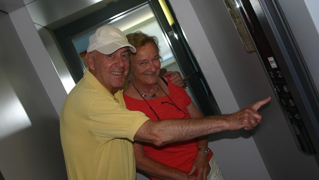 Renate und Jürgen Müller blieben in diesem Lift stecken (Bild: Claudia Fischer)