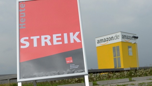 Symbolbild: Die Gewerkschaft Verdi ruft Amazon-Mitarbeiter in Deutschland zum Streik auf. (Bild: APA/EPA/UWE ZUCCHI)