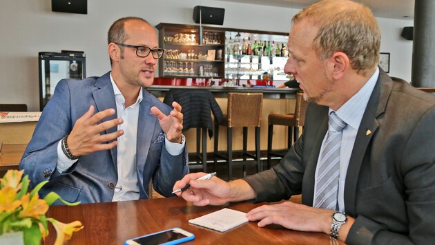 WK-Fachgruppenobmann Mario Gerber (li.) im Gespräch mit "Krone"-Politikredakteur Markus Gassler. (Bild: Christof Birbaumer/Kronenzeitung)