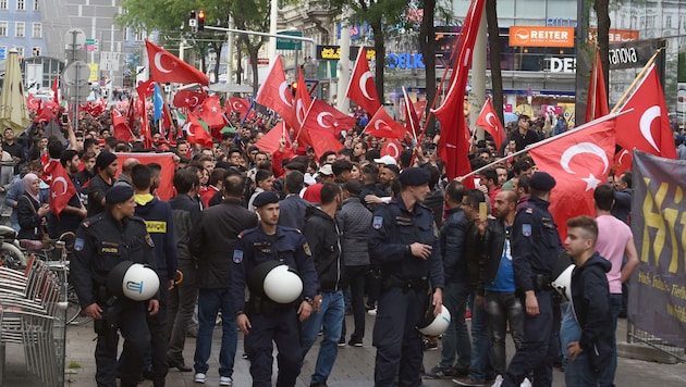Tausende Türken gingen nach dem Putschversuch in der Türkei in Wien auf die Straße. (Bild: APA/HERBERT P. OCZERET)