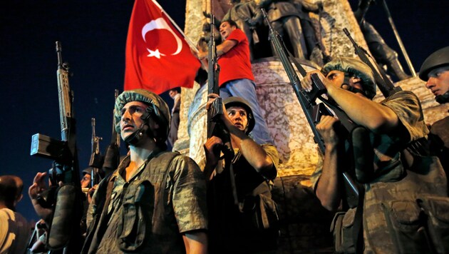 Regierungstreue türkische Soldaten während des Putschversuchs im Juli 2016 (Bild: AP)