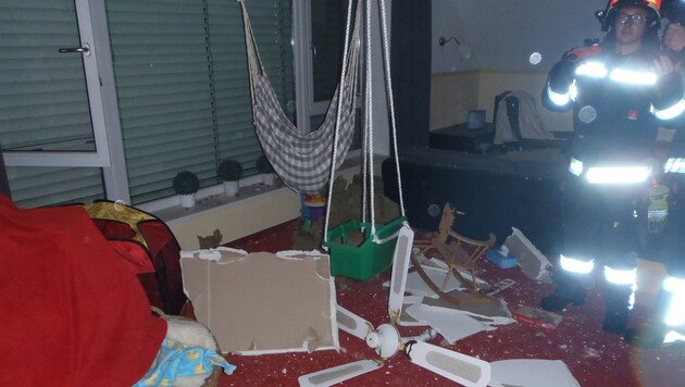 Teile der Decke und der Ventilator stürzten ins Kinderzimmer. (Bild: unbekannt)