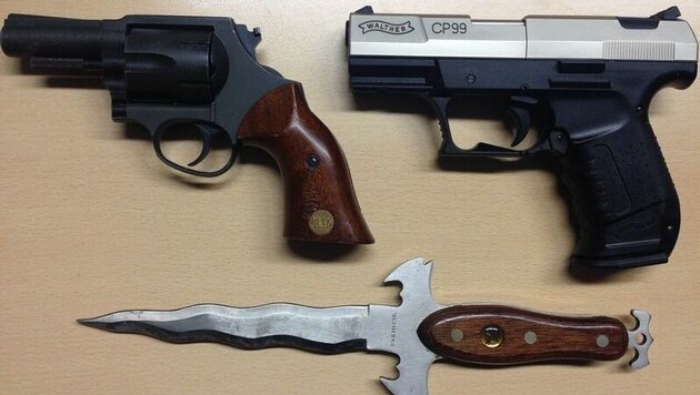 Drei Waffen wurden bei dem 61-Jährigen gefunden. (Bild: Polizei)