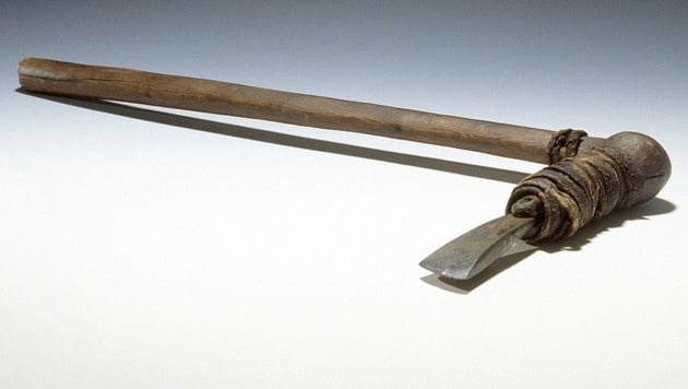 The completely preserved copper axe of the glacier man. (Bild: Südtiroler Archäologiemuseum)