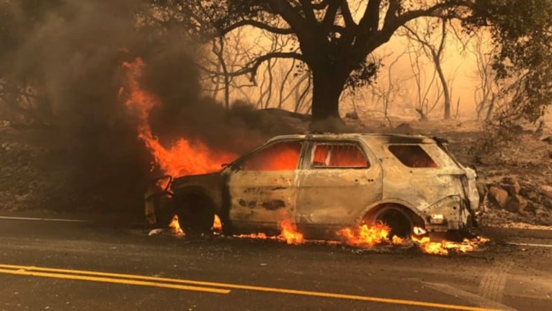 Ein brennendes Auto auf dem Highway 154 (Bild: Santa Barbara County Fire Department)