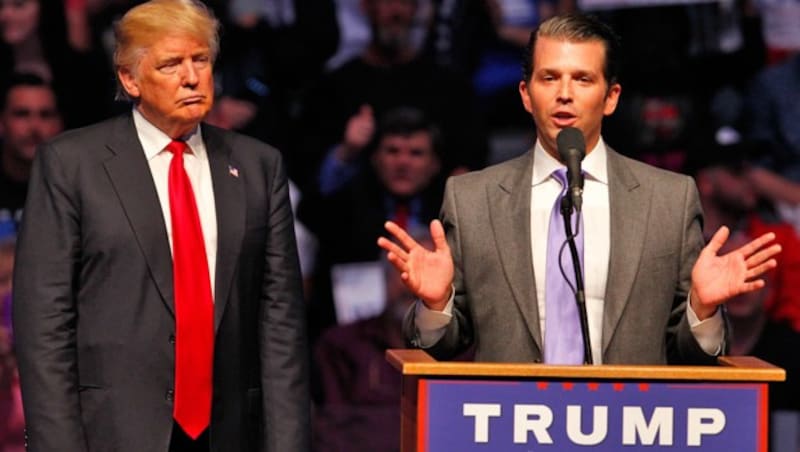 Donald Trump jr. (rechts) mit seinem Vater bei einer Wahlkampfveranstaltung (Bild: AFP/Getty Images/John Sommers II)