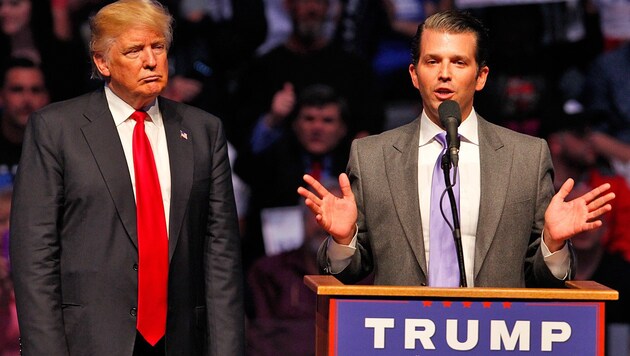 Donald Trump jr. (rechts) mit seinem Vater bei einer Wahlkampfveranstaltung (Bild: AFP/Getty Images/John Sommers II)