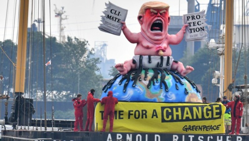 Eine Greenpeace-Protestaktion in Hamburg im Rahmen des Gipfels. (Bild: AP)