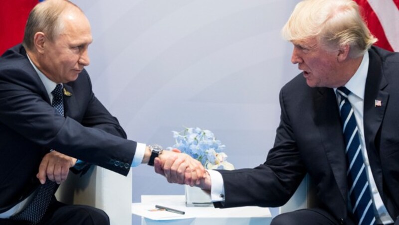Trump (re.) mit Russlands Präsident Wladimir Putin (Bild: AP)