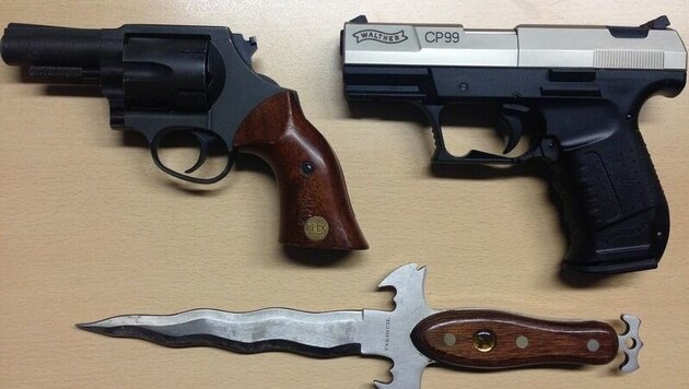 Diese Waffen wurden von der Polizei in der Wohnung des 61-Jährigen gefunden. (Bild: Polizei)