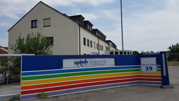 Dieses aufgelassene Jugendwohnheim in Linz-Wegscheid soll mal Wohngruppen für Behinderte beherbergen (Bild: Werner Pöchinger)