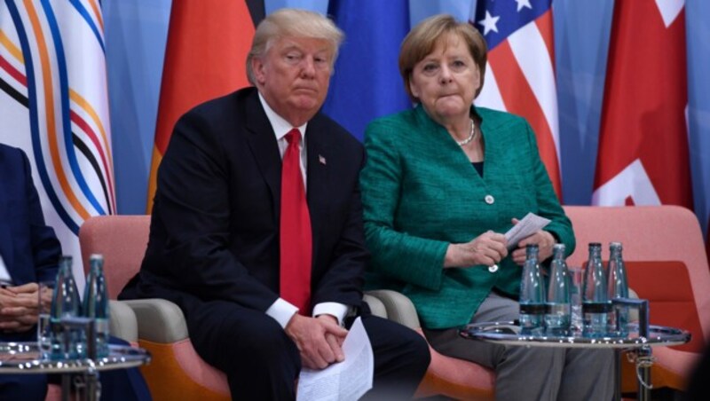 Donald Trump und Angela Merkel beim G20-Gipfel im Vorjahr in Hamburg (Bild: AP)