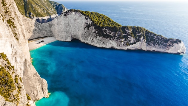 Die Navagio-Bucht auf Zakynthos mit dem berühmten Schiffswrack der "Panagiotis" (Bild: thinkstockphotos.com)
