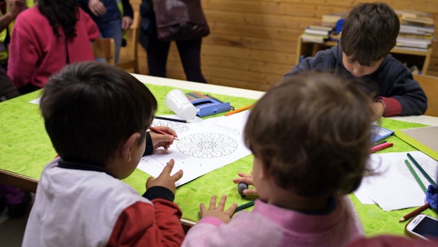 In Integrationskindergärten gibt es mehr Geld für Assistenten, wenn die Kinder schlecht Deutsch sprechen. (Bild: APA/Hans Punz (Symbolbild))