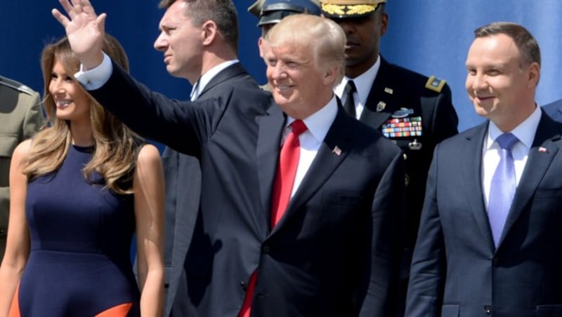 Donald Trump mit Ehefrau Melania und Polens Präsident Andrzej Duda (rechts) (Bild: Associated Press)