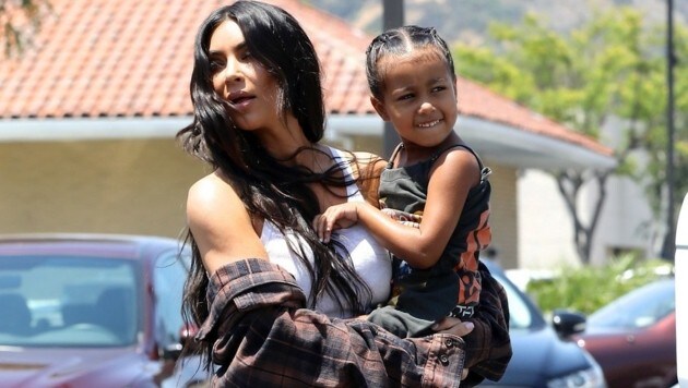 Kim Kardashian mit ihrer ältesten Tochter North (Bild: www.PPS.at)