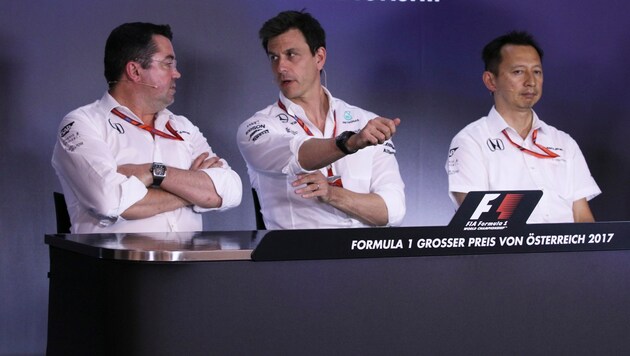 McLaren-Boss Boullier, Mercedes-Sportchef Wolff und Honda-Head Hasagawa (von links) (Bild: AP)