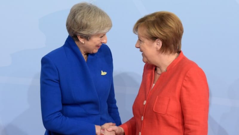 Theresa May und Angela Merkel im Sommer 2017 (Bild: AP)