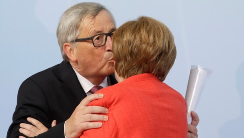 Das obligate Begrüßungsküsschen von Juncker (Bild: AP)