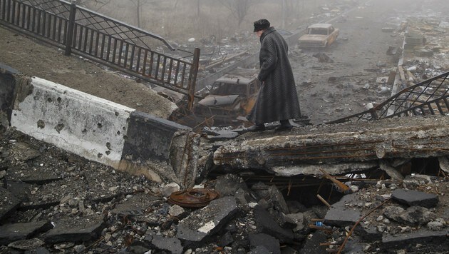 Das tägliche Leben in der Ostukraine wird von Angriffen und Trümmerlandschaften begleitet. (Bild: AP)