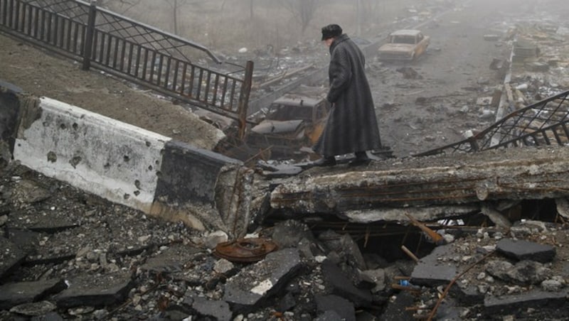 Das tägliche Leben in der Ostukraine wird von Angriffen und Trümmerlandschaften begleitet. (Bild: AP)