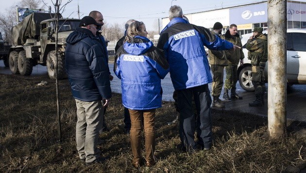 OSZE-Beobachter und eine Beobachterin in der Ukraine (Archivbild) (Bild: APA/EPA/LUCA PIERGIOVANNI)