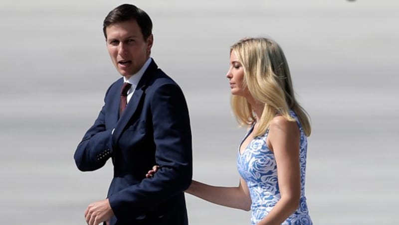 Bei wichtigen außenpolitischen Reisen immer dabei: Tochter Ivanka und Schwiegersohn Jared (Bild: AP)