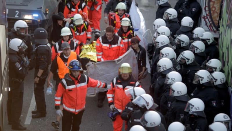 Sanitäter tragen einen Verletzten weg. (Bild: AP)