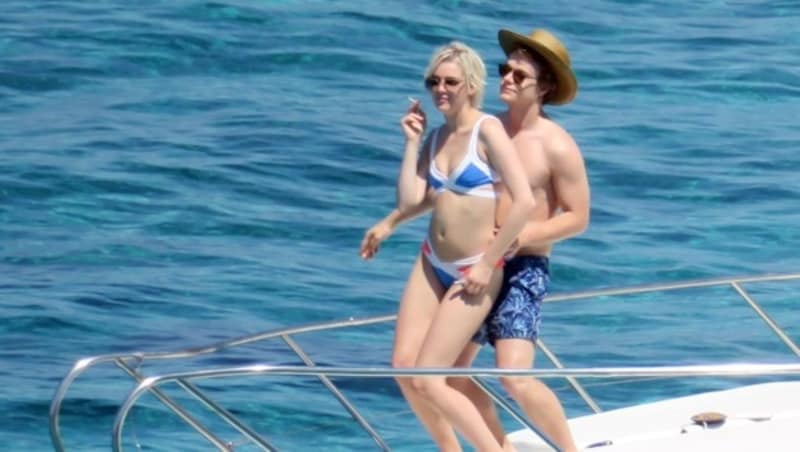 Alfie Allen kann die Finger nicht von seiner Freundin im Bikini lassen. (Bild: www.PPS.at)