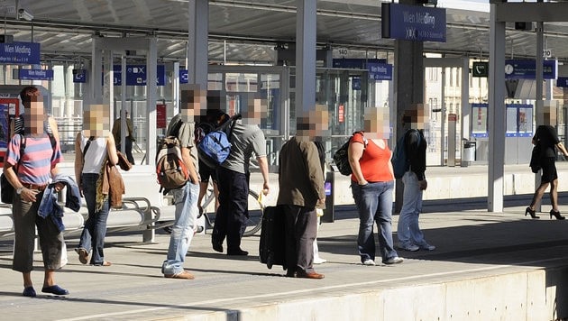 „Bitte warten“ hieß es zu Pfingsten für zahlreiche ÖBB-Reisende, die keinen Platz im Zug reserviert hatten. (Bild: APA/Helmut Fohringer, Krone KREATIV)