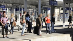 „Bitte warten“ hieß es zu Pfingsten für zahlreiche ÖBB-Reisende, die keinen Platz im Zug reserviert hatten. (Bild: APA/Helmut Fohringer, Krone KREATIV)