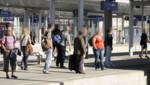 „Bitte warten“ heißt es zu Pfingsten wieder für zahlreiche Reisende, die keinen Platz im Zug reserviert haben. (Bild: APA/Helmut Fohringer, Krone KREATIV)