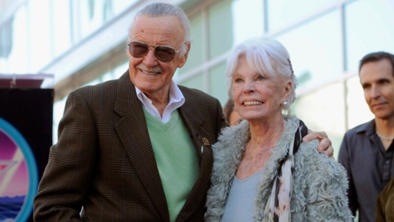 Stan und Joan Lee im Jahr 2011 am Walk of Fame in Los Angeles (Bild: AP)