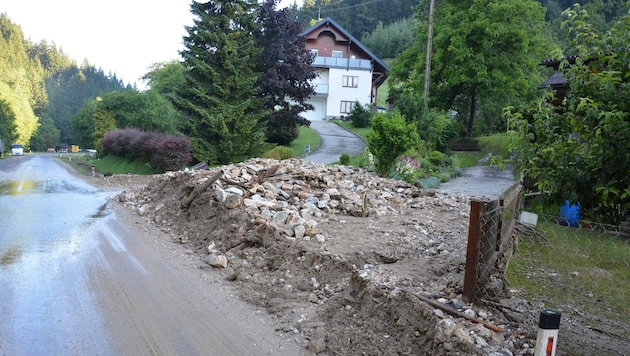 Die Mure auf der Weißenbacher Landesstraße wurde beseitigt (Bild: Bachhiesl)