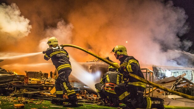 Ein Flammenmeer zerstörte das Möbelhaus in Marchtrenk - 372 Feuerwehrleute standen im Einsatz (Bild: Hermann Kollinger)