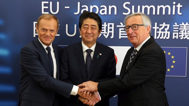 Geeinigt: Donald Tusk, Shinzo Abe und Jean-Claude Juncker (Bild: The Associated Press)