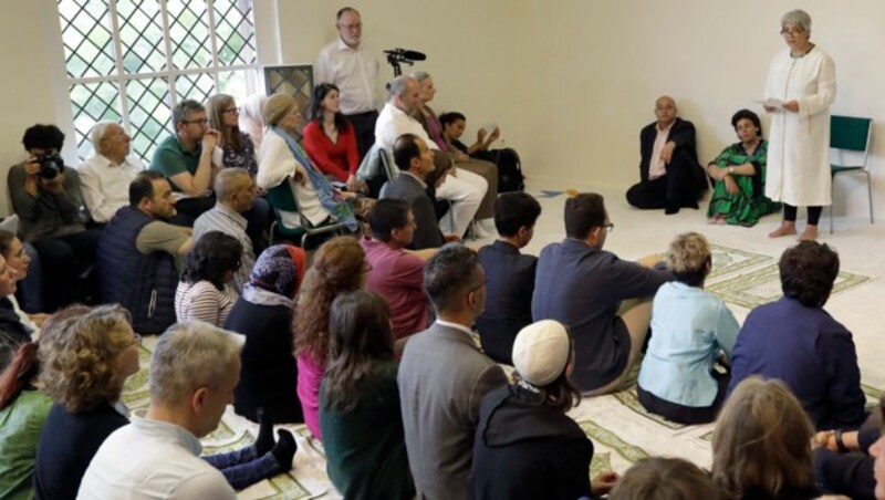 Männer und Frauen, die kein Kopftuch tragen müssen, beten gemeinsam in der liberalen Moschee. (Bild: AP)