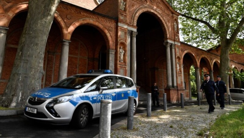 Polizei vor den Räumlichkeiten der evangelischen Johanniskirche, die von der Moschee genutzt werden. (Bild: AFP)