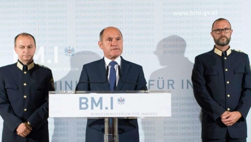 Innenminister Wolfgang Sobotka (ÖVP) bei der Blitz-Pressekonferenz am Mittwochabend (Bild: APA/EXPA/MICHAEL GRUBER)